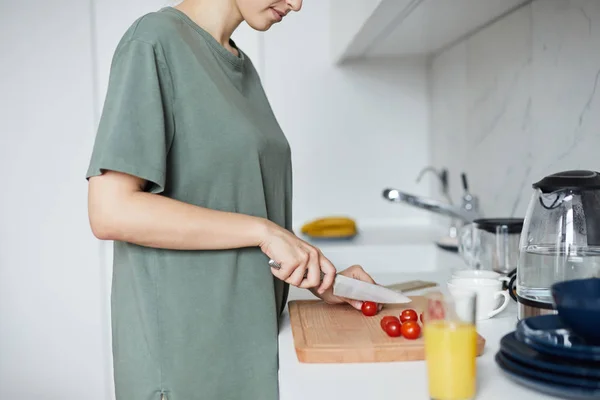 Ung Hemmafru Med Kniv Skära Röda Tomater Trä Ombord Samtidigt — Stockfoto