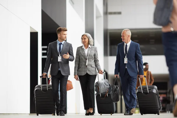 Equipo Confianza Los Participantes Foro Formalwear Llevar Maletas Ruedas Cruzar — Foto de Stock