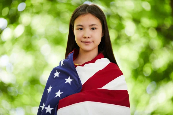 Inhoud Aziatische Meisje Bedekt Met Amerikaanse Vlag Staande Tegen Groene — Stockfoto