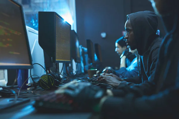 Codificadores Inteligentes Sérios Sentados Fila Sala Escura Servidor Usando Computadores — Fotografia de Stock