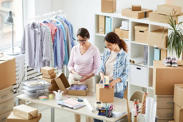 Dos Mujeres Contemporáneas Pie Lugar Trabajo Mientras Que Embalaje Pedidos — Foto de Stock