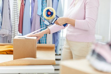 Yeni mevsimlik koleksiyonundan casualwear ile bant tabancası yapıştırıcı dağıtıcı ambalaj kutusu ile Kadın yönetici