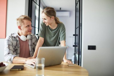 Genç çift masa ile etkileşim ederken kulaklık ile adam net tarama