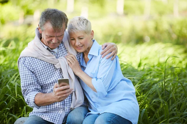 Ritratto Coppia Anziana Amorevole Guardando Schermo Dello Smartphone Mentre Gode — Foto Stock
