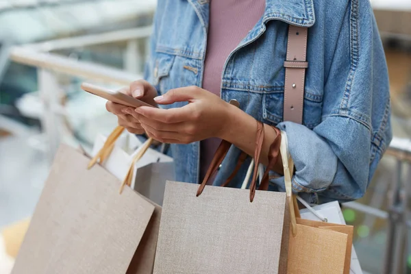 Ung Flicka Beställer Taxi Från Telefon App Efter Shopping För — Stockfoto