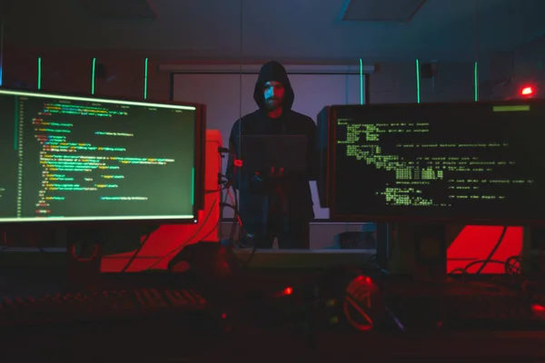 Jovem Hacker Barbudo Sério Com Capuz Sala Servidor Com Computadores — Fotografia de Stock