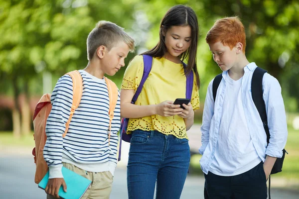 Sabah Derslerinden Önce Iki Erkek Sınıf Arkadaşına Yeni Telefon Oyunu — Stok fotoğraf