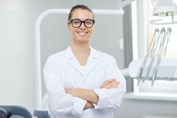 Portrét Hezké Ženské Doktorky Brýlemi Usmívajícími Kameře Při Póze Kanceláři — Stock fotografie
