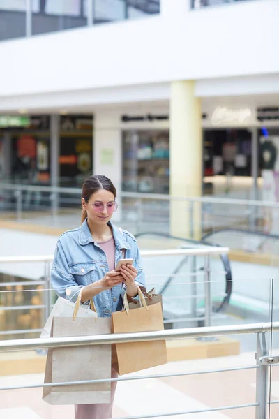 Alışveriş Hakkında Instagram Sonrası Yaparken Alışveriş Merkezinin Ortasında Duran Birçok — Stok fotoğraf
