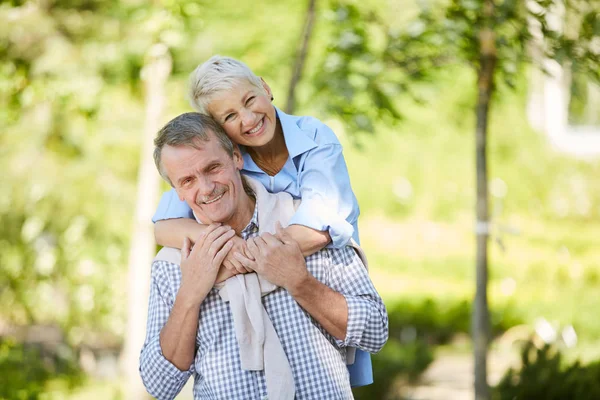 Portrait Carefree Senior Couple Smiling Camera While Enjoying Date Outdoors — Stock Photo, Image