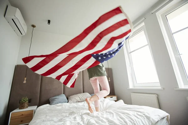 Gelukkige Jonge Vrouw Met Grote Amerikaanse Vlag Dansen Bed Tijdens — Stockfoto