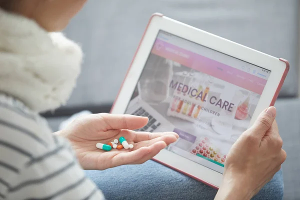 Close Unrecognizable Woman Holding Pills Hand Using Tablet While Reading — Stock Photo, Image