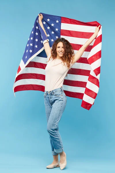 Jonge Vrolijke Vrouw Met Lange Donkere Krullend Haar Houden Vlag — Stockfoto