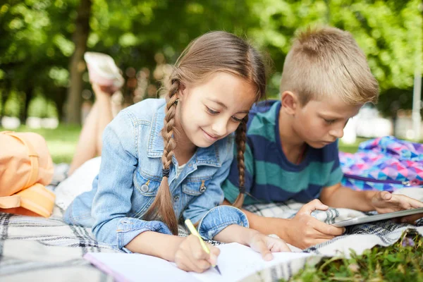 Dva Školáky Trávili Volný Čas Parku Během Letních Prázdnin Kreslení — Stock fotografie
