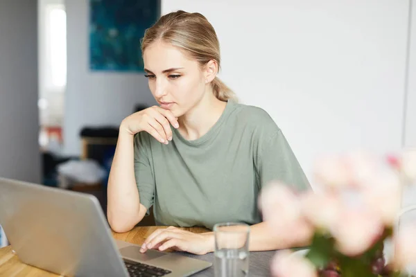 Joven Freelancer Ropa Casual Mirando Pantalla Del Portátil Durante Red — Foto de Stock