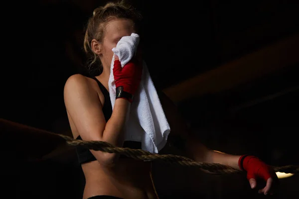 Retrato Tonificado Oscuro Una Deportista Dura Limpiando Sudor Con Una — Foto de Stock