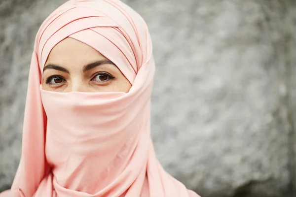 穿着粉色丝带头巾站在户外的自信的阿拉伯年轻女子的画像 — 图库照片