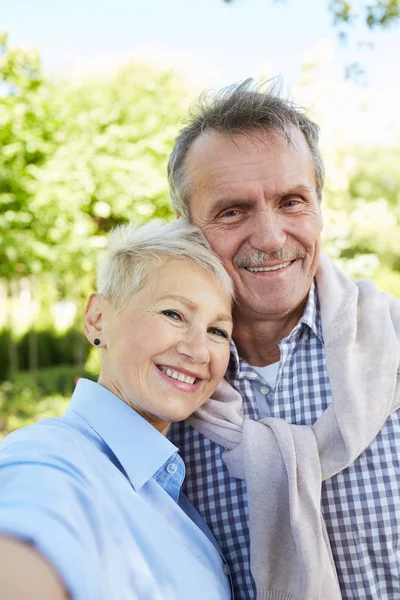 Portrait Couple Personnes Âgées Aimant Sourire Caméra Extérieur Tout Posant — Photo