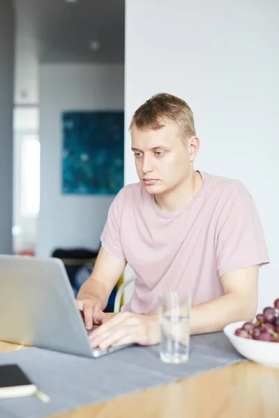 Ragazzo Serio Che Guarda Display Del Computer Portatile Durante Navigazione — Foto Stock