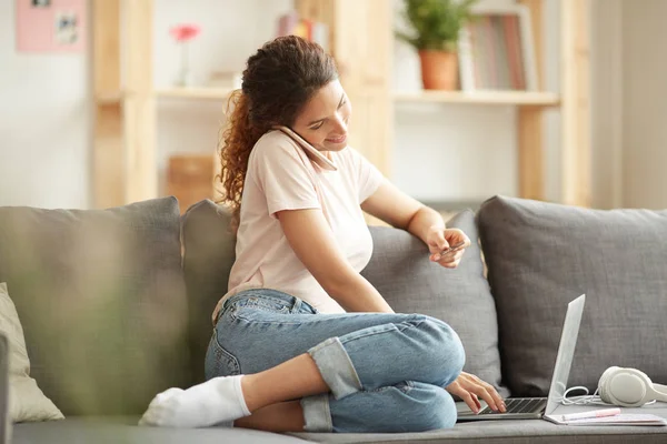 Inhoud Moderne Jonge Vrouw Casual Outfit Zittend Bank Het Gebruik — Stockfoto