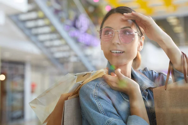 Junges Attraktives Mädchen Mit Pinkfarbener Sonnenbrille Beim Einkaufen Und Entdeckt — Stockfoto