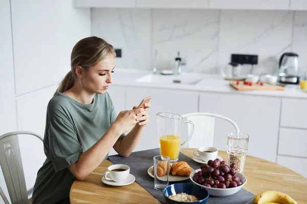 Ung Attraktiv Kvinna Som Använder Smartphone Medan Har Frukost Eller — Stockfoto