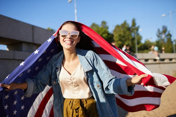 Portret Femeie Tânără Atractivă Extatică Ochelari Soare Modă Care Plimbă — Fotografie, imagine de stoc