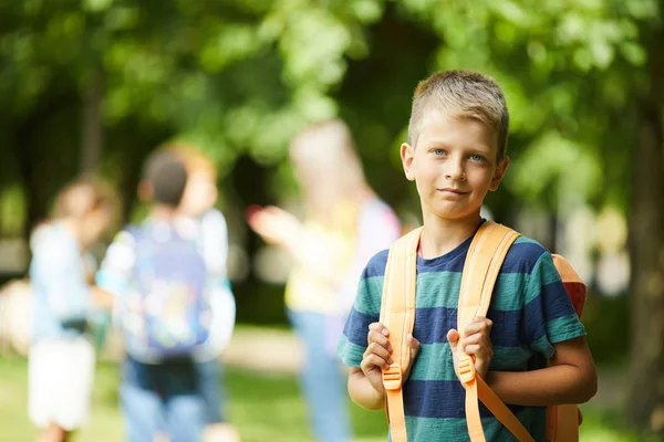 Lachende Tiener School Jongen Met Oranje Rugzak Staande Buiten Park — Stockfoto