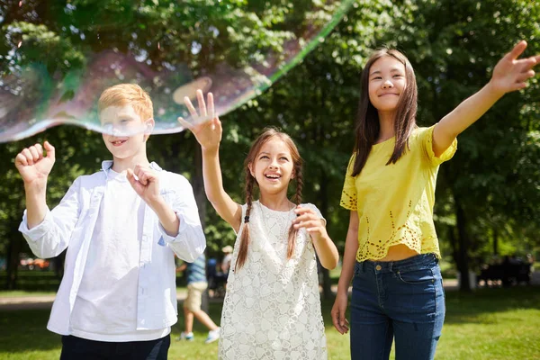 Vrolijke Zorgeloze Vrienden Casual Kleding Staande Stadspark Gebaren Handen Terwijl — Stockfoto