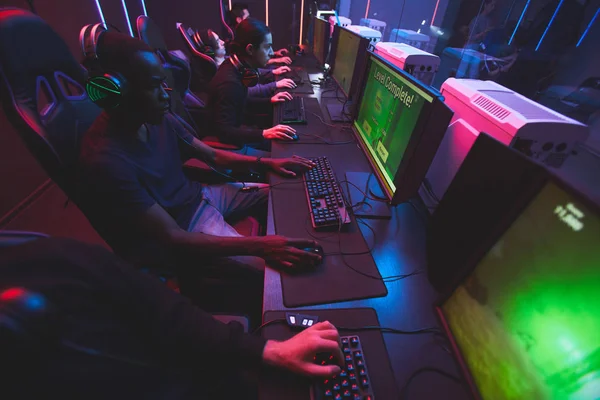 Grupo Jovens Concentrados Multi Étnicos Sentados Fila Jogando Jogos Computador — Fotografia de Stock