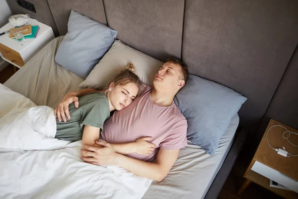 Νεαρό Ξεκούραστο Ρομαντικό Ζευγάρι Που Κοιμούνται Μαζί Στο Κρεβάτι Μετά — Φωτογραφία Αρχείου