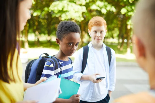 Okulun Önünde Duran Dört Sınıf Arkadaşı Bugünkü Matematik Sınavını Tartışıyor — Stok fotoğraf