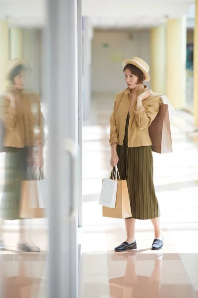 Senhora Bonita Elegante Chapéu Palha Segurando Muitos Sacos Compras Vendo — Fotografia de Stock