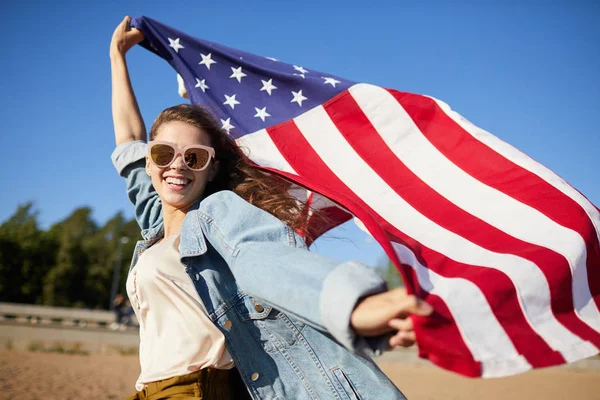 Gelukkig Gratis Mooie Jonge Vrouw Zonnebril Dragen Licht Denim Jasje — Stockfoto