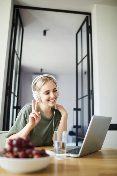 Joven Mujer Sonriente Mostrando Gesto Paz Mientras Mira Amigo Pantalla — Foto de Stock