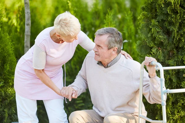 Porträt Einer Fürsorglichen Krankenschwester Die Einem Älteren Mann Beim Aufstehen — Stockfoto