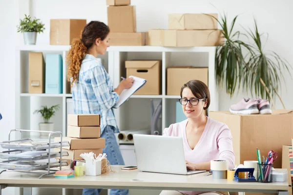 One Online Shop Office Managers Working Net While Her Colleague — Stock Photo, Image