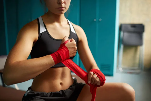 Kırmızı Giyen Sert Kadının Orta Bölüm Portresi Spor Kulübünde Boks — Stok fotoğraf