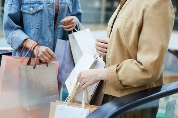 Närbild Oigenkännliga Kvinnor Med Många Shoppingväskor Stående Rulltrappa Och Chatta — Stockfoto