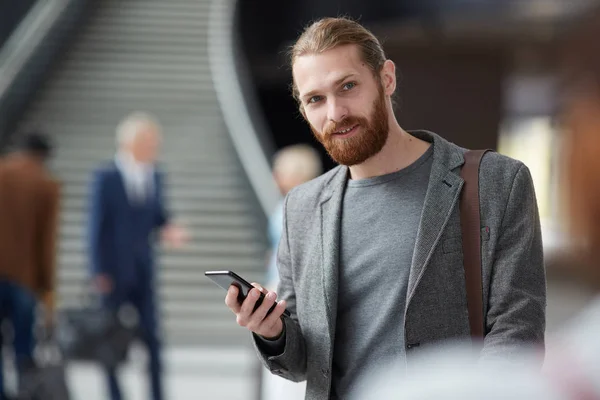 Portret Van Positieve Rood Bearded Man Grijze Jas Staande Lobby — Stockfoto