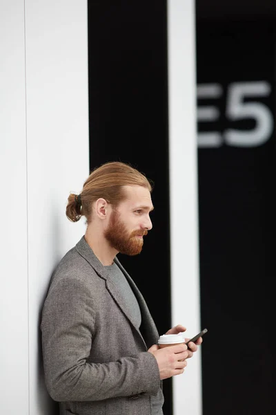 Conteúdo Homem Barbudo Hipster Jaqueta Cinza Parede Lobby Navegando Internet — Fotografia de Stock