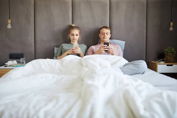 Young Couple Scrolling Playing Smartphones While Spending Leisure Bed — Stock Photo, Image