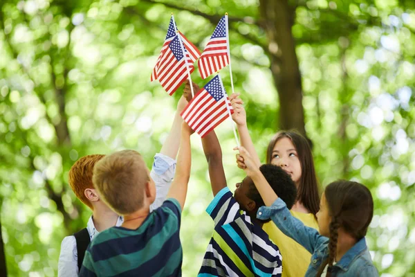 Grupo Niños Patrióticos Multiétnicos Pie Círculo Levantándonos Banderas Pegadas Juntos —  Fotos de Stock