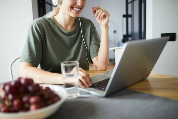 Lachende Jonge Vrouw Zittend Tafel Voor Laptop Netwerken Interactie Video — Stockfoto
