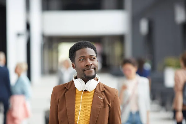 Innehåll Drömmande Modern Afro Amerikansk Kille Med Hörlurar Korsar Trångt — Stockfoto
