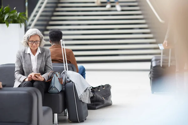 Havaalanında Siyah Deri Kanepede Oturan Akıllı Telefonda Internette Gezinme Gri — Stok fotoğraf