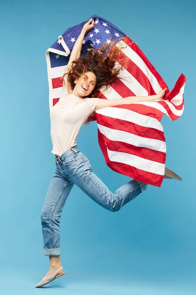 Gelukkig Jonge Dynamische Vrouw Dansen Isolatie Met Nationale Amerikaanse Vlag — Stockfoto