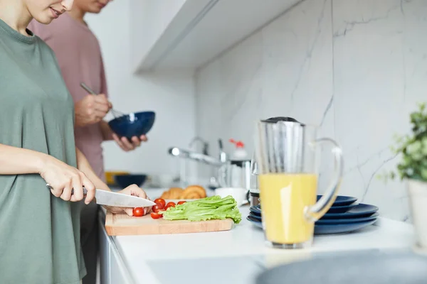 Ung Familj Stående Vid Köksbordet Och Matlagning Frukost Tillsammans Söndagsmorgonen — Stockfoto