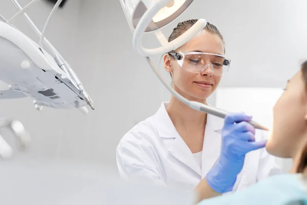 Retrato Baixo Ângulo Sorrir Dentista Feminina Trabalhando Com Paciente Clínica — Fotografia de Stock