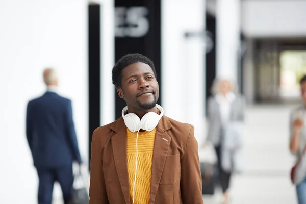 Sorridente Spensierato Ragazzo Afro Americano Con Cuffie Cablate Sul Collo — Foto Stock